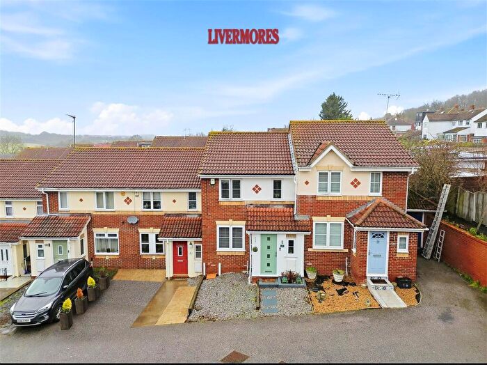 3 Bedroom Terraced House For Sale In Moss Way, DA2