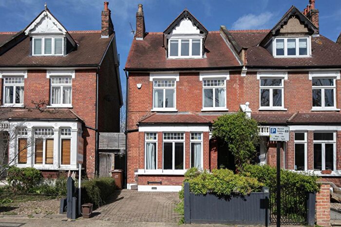 6 Bedroom Semi-Detached House For Sale In Grove Park, Camberwell, SE5