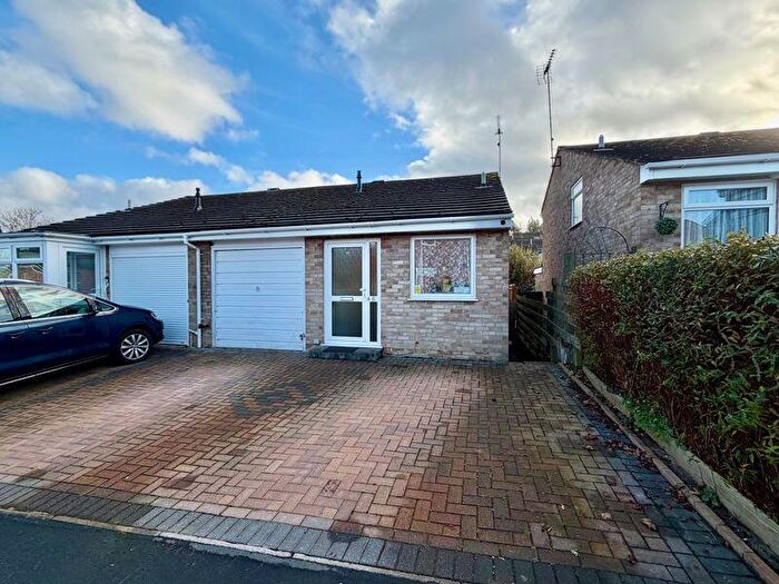 3 Bedroom Semi-Detached House For Sale In Valley Road, Banbury, OX16