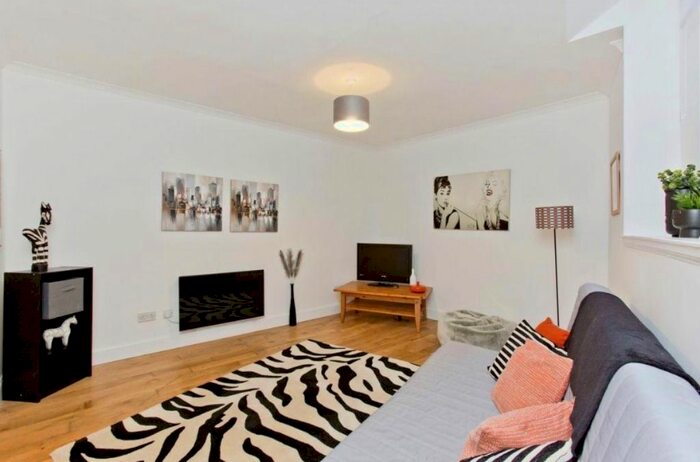 2 Bedroom Flat To Rent In Abbey Lane, Edinburgh, EH8