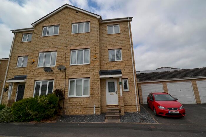 4 Bedroom Semi-Detached House For Sale In College Avenue, Lindley, HD3