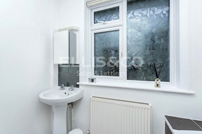 2 Bedroom Apartment For Sale In St Georges Road, Temple Fortune, NW11