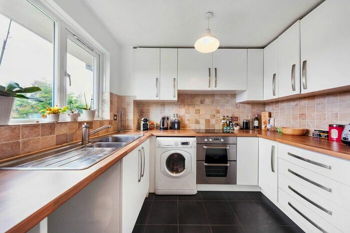 2 Bedroom Flat To Rent In Crowthorne Close, Southfields, London, SW18