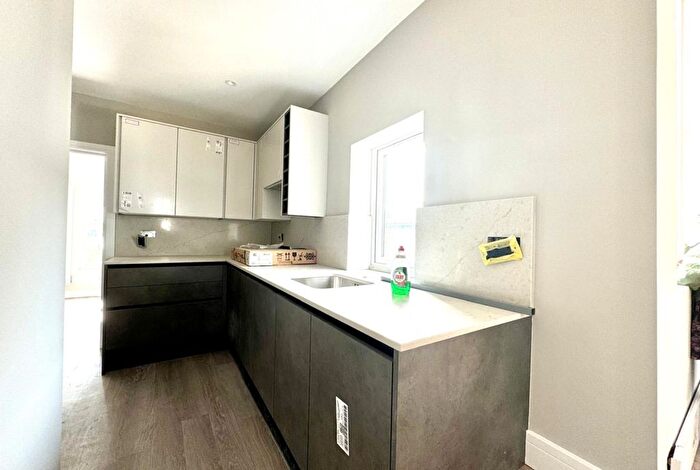 2 Bedroom Flat To Rent In Totteridge Lane, London, N20