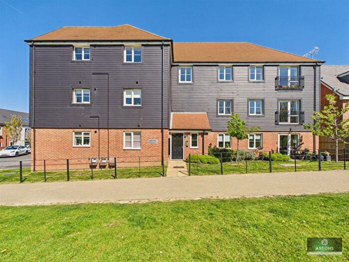 2 Bedroom Flat For Sale In Clay Vale, Faygate, Horsham, RH12