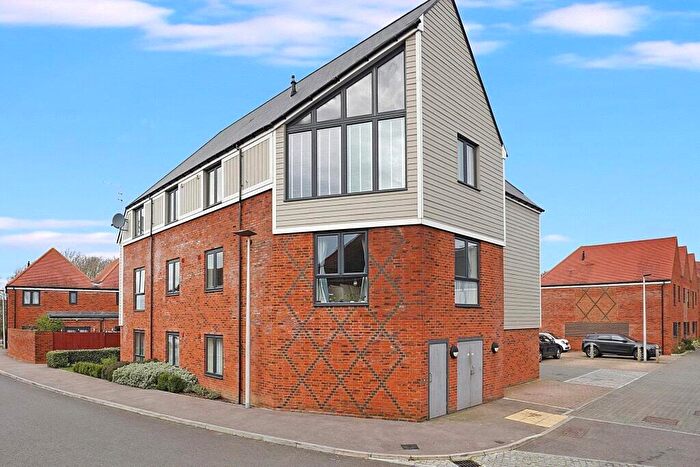 2 Bedroom Flat For Sale In Navigator Close, Chatham, Kent, ME4