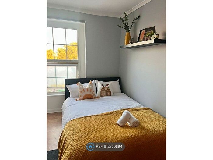 Studio To Rent In Kingsland High St, London, E8