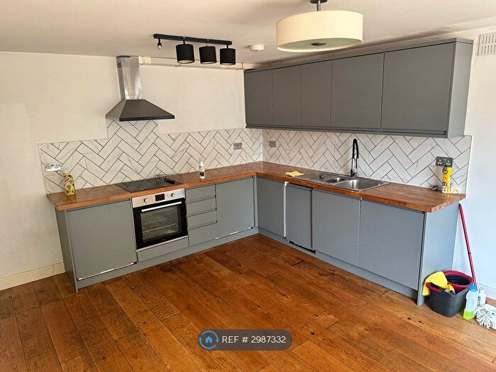 2 Bedroom Flat To Rent In Chestnut Court, South Croydon, CR2