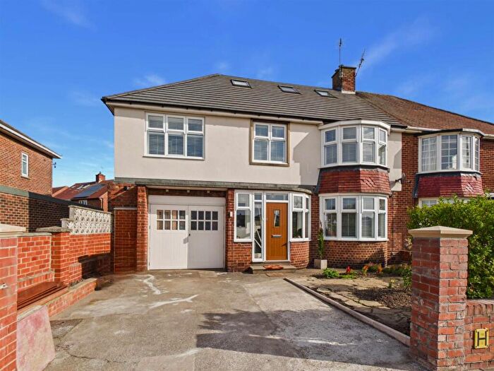 6 Bedroom Semi-Detached House For Sale In Beach Road, Tynemouth, NE30