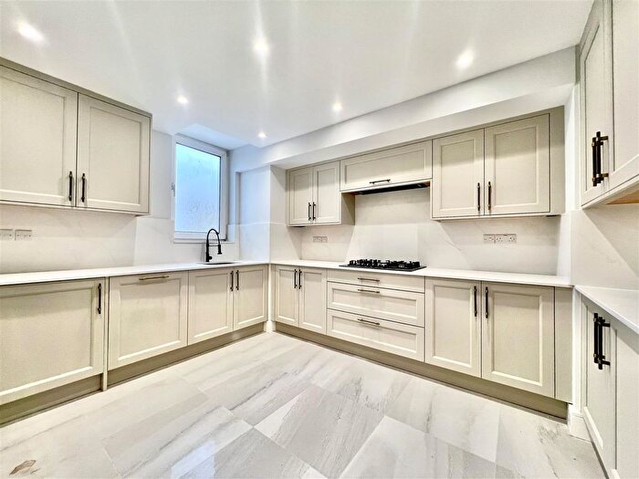 4 Bedroom Flat For Sale In Westbourne House, Wheatlands, Heston, TW5