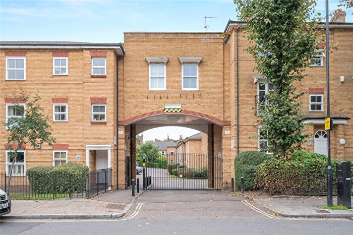 3 Bedroom Mews For Sale In Deacon Mews, Southgate Road, Islington, London, N1