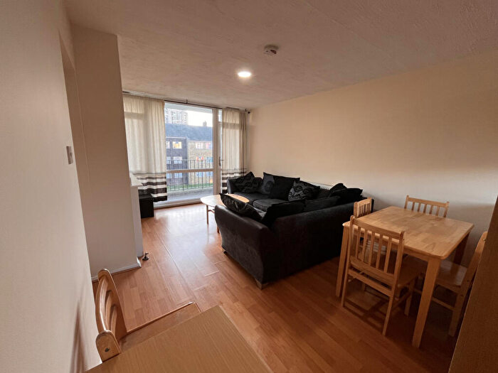 3 Bedroom Flat To Rent In Hillingdon Street, Elephant And Castle, London, SE17