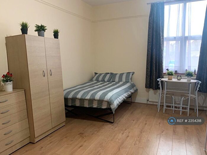 Studio To Rent In St. Pauls Road, London, N17
