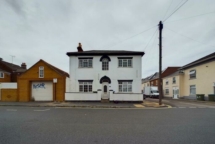 4 Bedroom House To Rent In Middle Street, Southampton, SO14