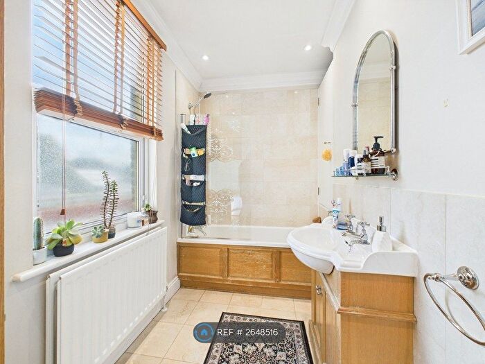 2 Bedroom Flat To Rent In Bethnal Green Road, London, E2