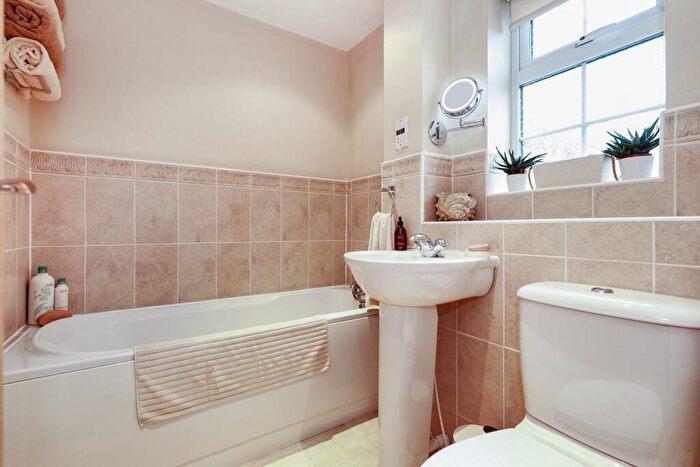 3 Bedroom Semi-Detached House For Sale In The Avenue, Harrogate, HG1