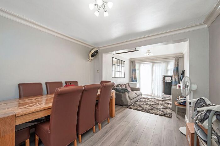 4 Bedroom Terraced House For Sale In Dors Close, Kingsbury, London, NW9