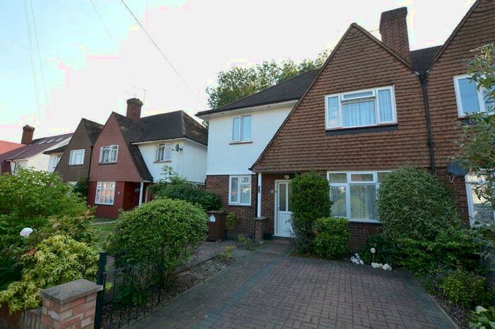 2 Bedroom Flat To Rent In Woodridings Close, Hatch End, HA5