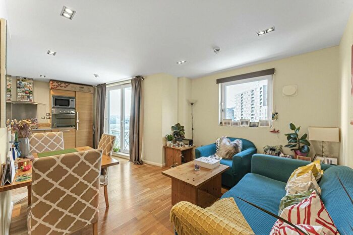 2 Bedroom Flat To Rent In Limeharbour, London, E14