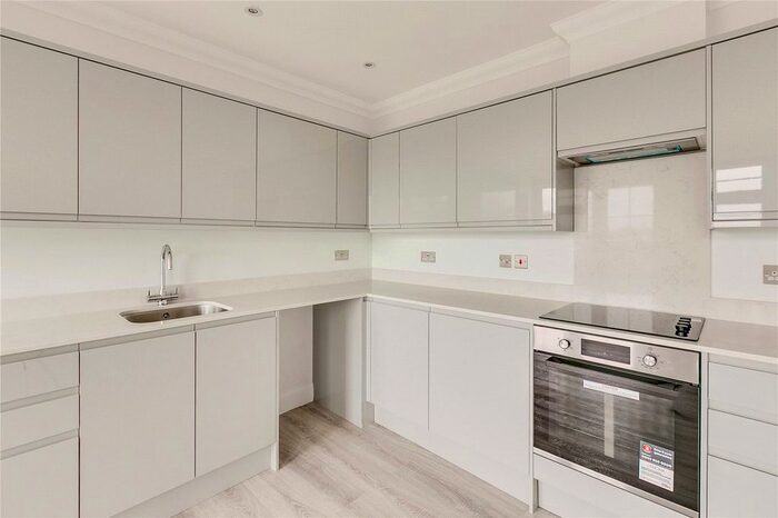 2 Bedroom Flat To Rent In Burleigh Parade, Burleigh Gardens, London, N14