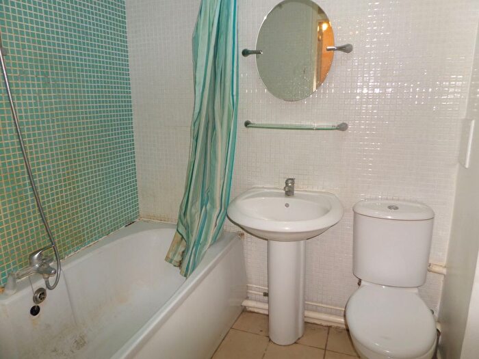 2 Bedroom Flat To Rent In Angelfield, Hounslow, TW3