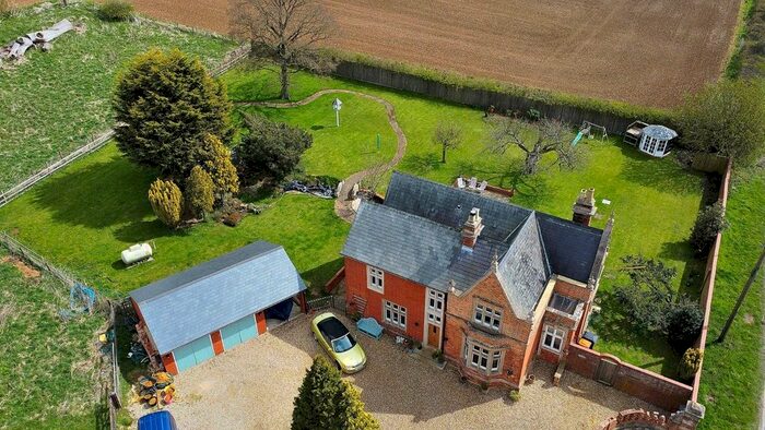 3 Bedroom Detached House For Sale In Watling Street, Hockliffe, Leighton Buzzard, Bedfordshire, LU7