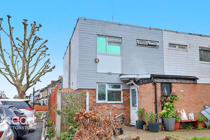 3 Bedroom End Of Terrace House For Sale In Manorhall Gardens, London, E10