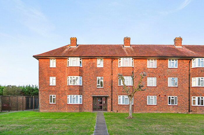 2 Bedroom Flat To Rent In Grand Drive, Edinburgh Court Grand Drive, SW20