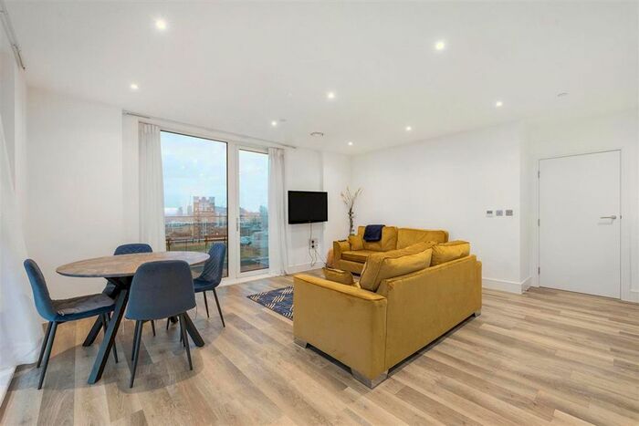 2 Bedroom Flat To Rent In Bridges Court Road, London, SW11
