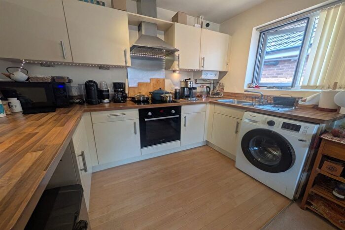 2 Bedroom Flat To Rent In Hassocks Close, Beeston, NG9