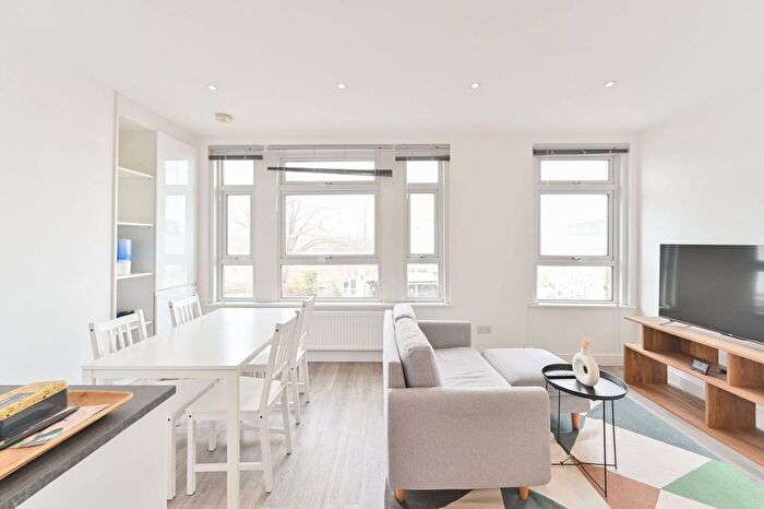 2 Bedroom Flat To Rent In Lavender Hill, Battersea, London, SW11