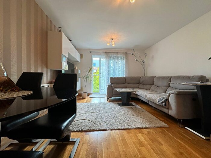 2 Bedroom Flat To Rent In Cherrydown East, Basildon, SS16