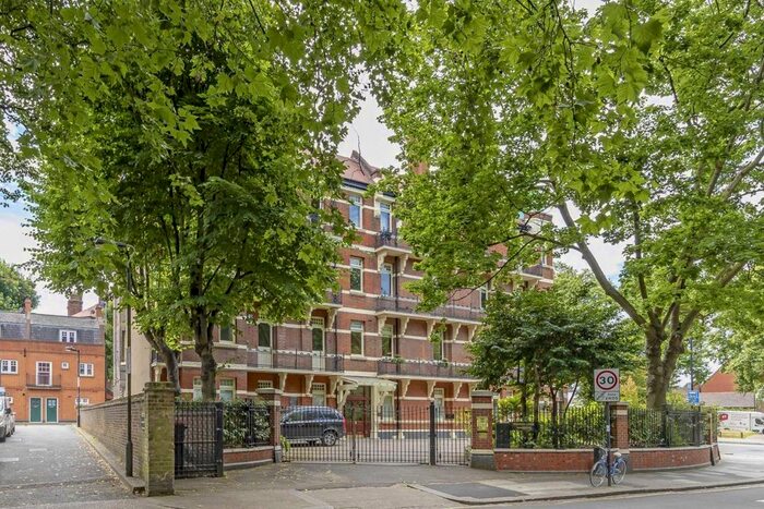 3 Bedroom Flat To Rent In Brook Green, London, W6