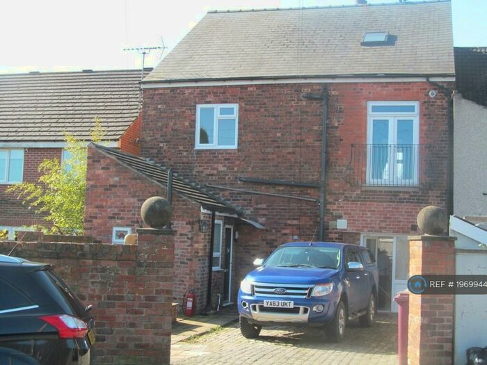 3 Bedroom Flat To Rent In Shirland, Alfreton, DE55