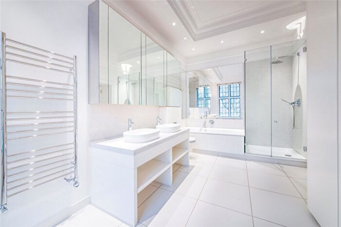 3 Bedroom Flat To Rent In Wellesley House, Sloane Square, London, SW1W