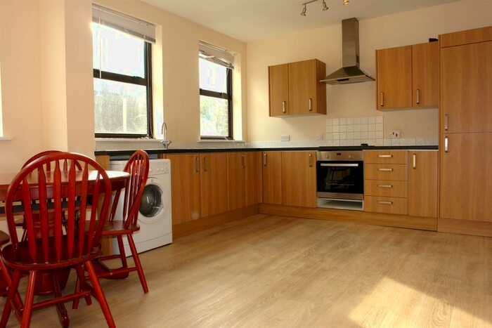 3 Bedroom Flat To Rent In High Street, Chatham ME4