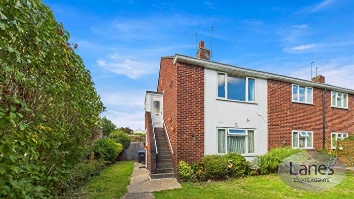 2 Bedroom Maisonette For Sale In Queens Road, Enfield, EN1