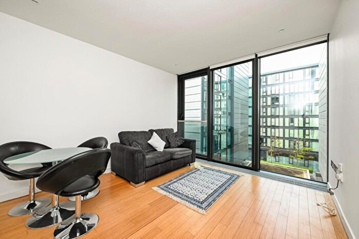 1 Bedroom Flat To Rent In Simpson Loan, Old Town, Edinburgh, EH3