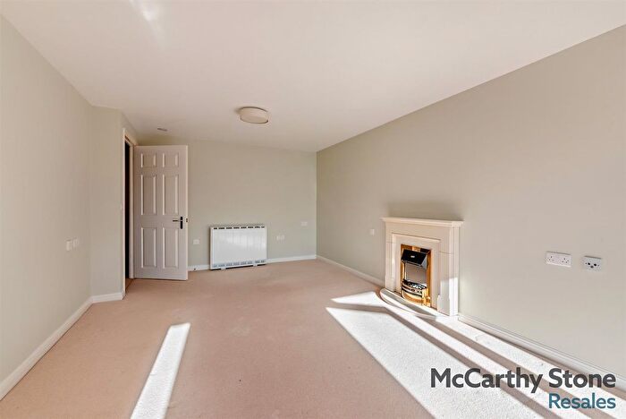 1 Bedroom Flat For Sale In Benedict Court, Western Avenue, Newbury, RG14