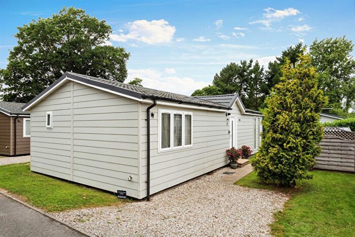 2 Bedroom Mobile/park Home For Sale In Golden Cross, Hailsham, BN27