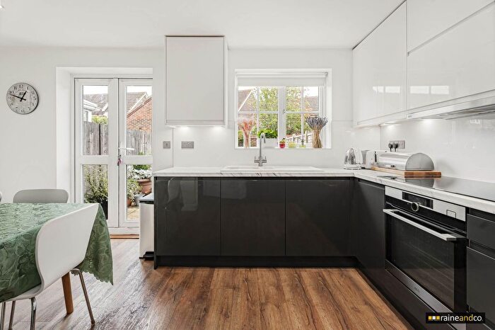 3 Bedroom Town House For Sale In Poppy Walk, Hatfield, AL10