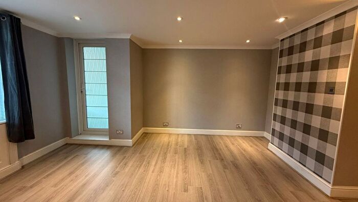 3 Bedroom Flat To Rent In Brook Lodge, North Circular Road, Golders Green, London, NW11