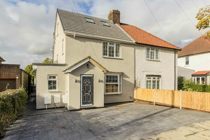 2 Bedroom Flat To Rent In Saxon Drive, London, W3