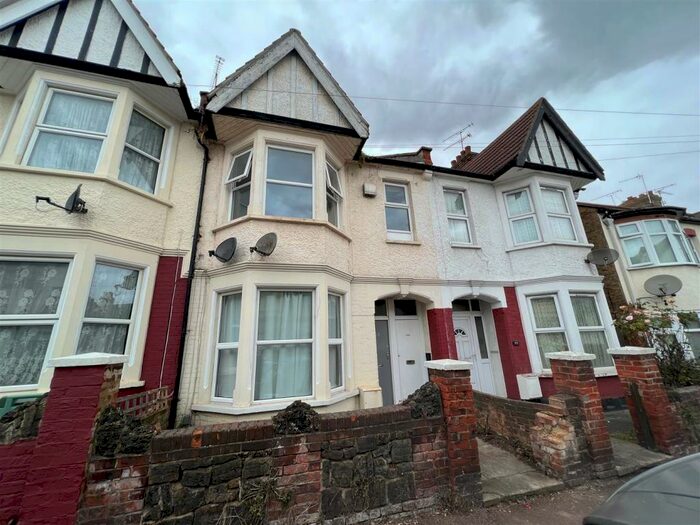 1 Bedroom Flat To Rent In Ramuz Drive, Westcliff-On-Sea, SS0