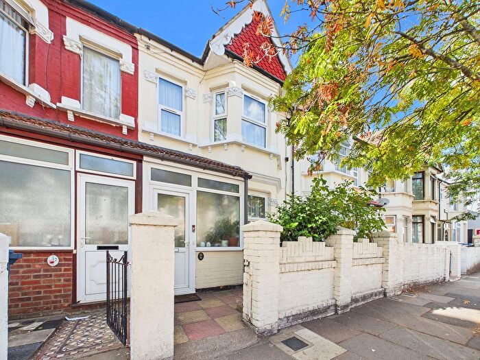 3 Bedroom Terraced House For Sale In Oswald Road, Southall, UB1