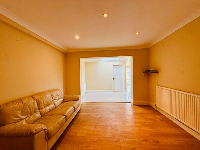 4 Bedroom Semi-Detached House To Rent In Cres Road, London, NW2