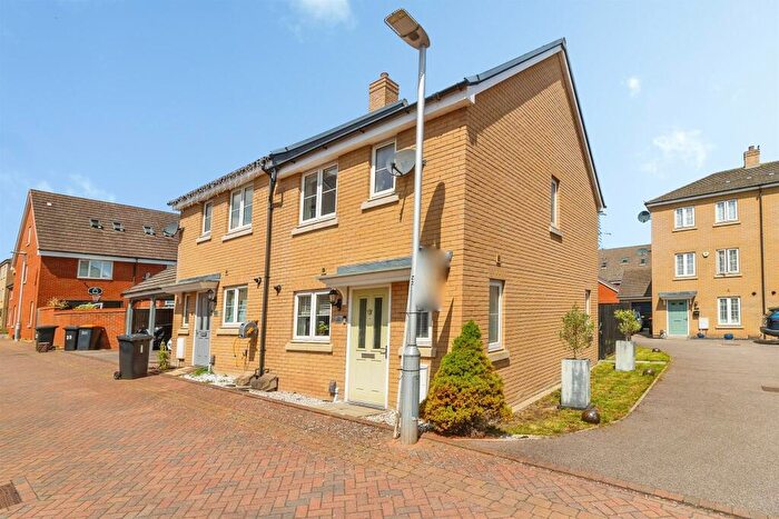 3 Bedroom Semi-Detached House For Sale In Feronia Mead, Leighton Buzzard, LU7