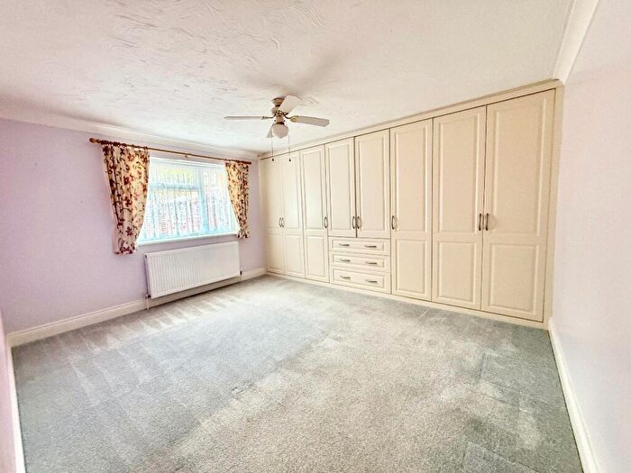 2 Bedroom Bungalow For Sale In Ashleigh Close, Canvey Island, SS8