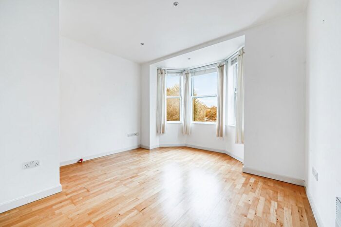 2 Bedroom Flat To Rent In Grange Park, Ealing, London, W5