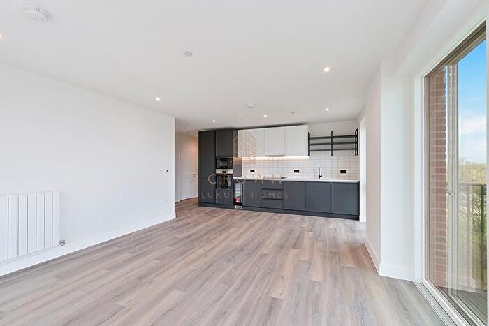 3 Bedroom Flat To Rent In Cairncross House - Th Floor, Kidbrooke Village, SE3